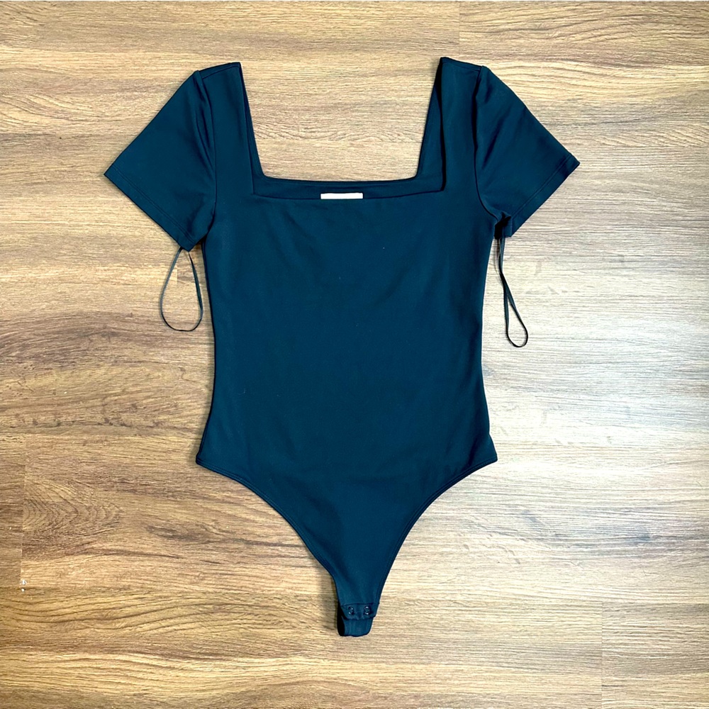 Aritzia Babaton Contour Squareneck Short Sleeve Bodysuit in Black